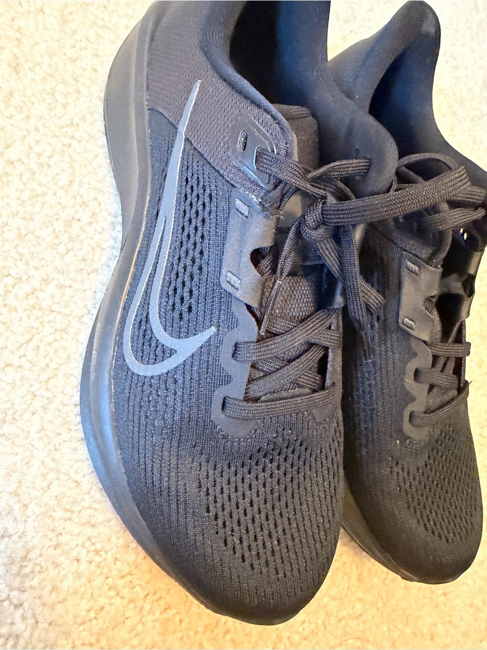 Nike Men’s Black Athletic Running Shoes with Gray Swoosh
